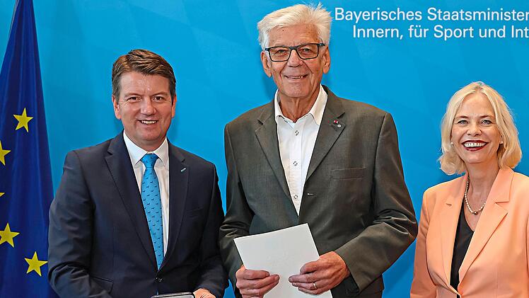 Reimar Gl&uuml;ckler (Mitte) mit Innenstaatssekret&auml;r Sandro Kirchner und Regierungspr&auml;sidentin Susanne Weizend&ouml;rfer nach der Verleihung der Kommunalen Verdienstmedaille. Bayerisches Innenministerium/Daniel L&ouml;b