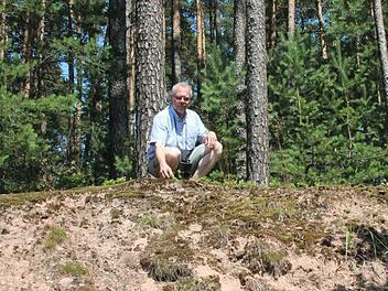 Frank Reißenweber kniet am Hang in der Sandgrube bei Thann. Er kennt die Geheimnisse der Flora und Fauna. Fotos: Thomas Heuchling