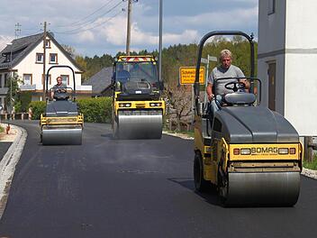Am Mittwoch wurde die Straße durch Schmeilsdorf asphaltiert, am Donnerstag sind die Einfahrten und Einmündungen an der Reihe. Foto: Jürgen Gärtner