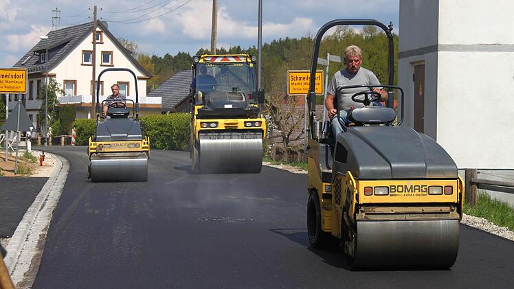 Am Mittwoch wurde die Straße durch Schmeilsdorf asphaltiert, am Donnerstag sind die Einfahrten und Einmündungen an der Reihe. Foto: Jürgen Gärtner