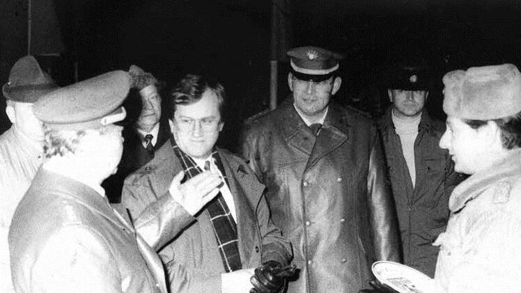 Gespräch an der Grenze bei Heinersdorf. Das Bild zeigt (von links): Willi Ruß (Grenzpolizei) Georg Konrad (Bürgermeister) und Manfred Ziereis (Grenzpolizei) mit DDR-Vertretern.  Foto: Archiv