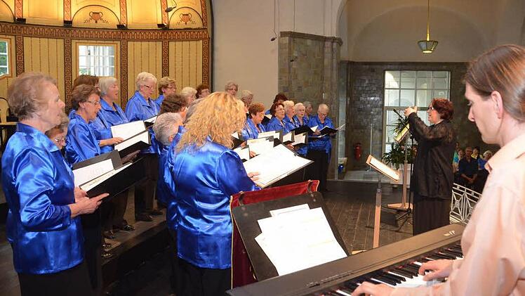 Der Gesangverein Garitz bei seinem Auftritt beim Saalemusicum in der Bad Kissinger Wandelhalle.   Foto: Peter Rauch