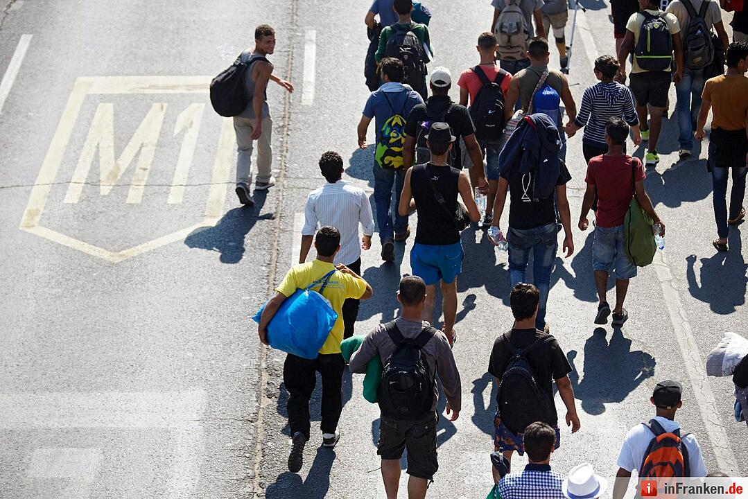 Migrants continue journey through Hungary