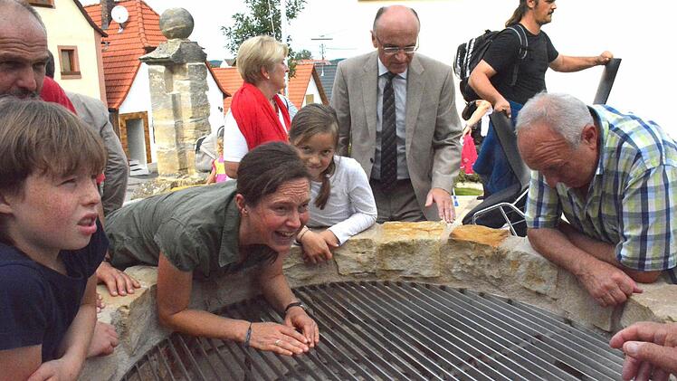 Der Brunnenkopf im Bereich des Burgpreppacher Pfarrhofs wurde neu aufgebaut und der Brunnen selbst durch ein Gitter gesichert. Fotos: Gerhard Schmidt