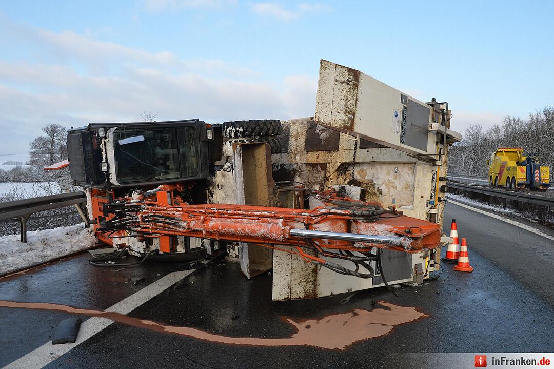 Lkw-Unfall auf A70: Bagger kippt auf Fahrbahn