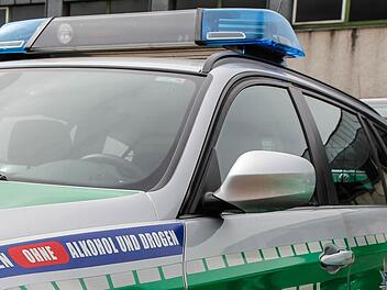 Die Polizei fahndet nach einen Autofahrer, der in Neuenmarkt eine Fu&szlig;g&auml;ngerin angefahren hat. Symbolfoto: Archiv