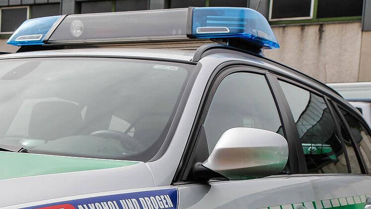 Die Polizei fahndet nach einen Autofahrer, der in Neuenmarkt eine Fu&szlig;g&auml;ngerin angefahren hat. Symbolfoto: Archiv