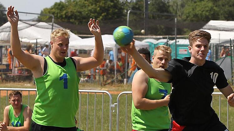 16 Spiele in den vier Sportarten Handball, Basketball, Volleyball, Fu&szlig;ball hatte jedes Team beim 34. Memmelsdorfer Quattroball-Turnier an zwei Tagen zu bestreiten. Am Ende jubelten die "Nullen". sportpress
