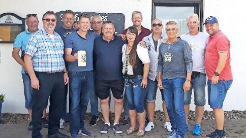 Die Urlauber zusammen mit TSV-Vorsitzendem Frank Exner (vorne, Zweiter von links) und Leo Will vom Tourismusverein (links daneben) sowie Christine Martin, der Chefin des Hotels "Martinshof" in Vorderreuth (vorne, Zweite von rechts)  Foto: privat
