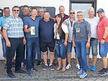 Die Urlauber zusammen mit TSV-Vorsitzendem Frank Exner (vorne, Zweiter von links) und Leo Will vom Tourismusverein (links daneben) sowie Christine Martin, der Chefin des Hotels "Martinshof" in Vorderreuth (vorne, Zweite von rechts)  Foto: privat