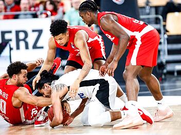 Drei gegen einen: Towers-Aufbauspieler Jorge Gutierrez ist als Erster am Ball, den ihm Elias Harris (links) abluchsen will; hinten Nelson Weidemann, der auf neun Punkte kam, rechts Retin Obasohan, mit 15 Punkten bester Bamberger Werfer. Foto: Daniel Löb