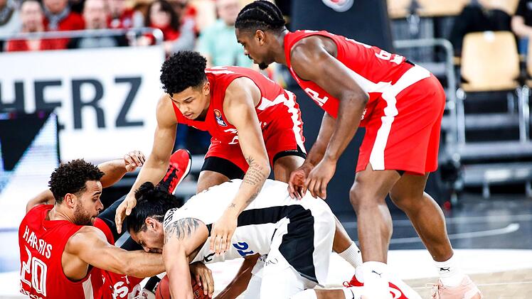 Drei gegen einen: Towers-Aufbauspieler Jorge Gutierrez ist als Erster am Ball, den ihm Elias Harris (links) abluchsen will; hinten Nelson Weidemann, der auf neun Punkte kam, rechts Retin Obasohan, mit 15 Punkten bester Bamberger Werfer. Foto: Daniel Löb