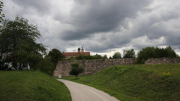 Auf dem ehemaligen Reitgelände hinter der Plassenburg soll ein Parkplatz entstehen. Als Zufahrt ist womöglich auch die durch den Buchwald führende Forststraße (im Vordergrund) in der Diskussion, die von Leithen aus gut drei Kilometer durch den Wald führt.Foto: Katrin Geyer