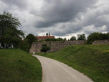 Auf dem ehemaligen Reitgelände hinter der Plassenburg soll ein Parkplatz entstehen. Als Zufahrt ist womöglich auch die durch den Buchwald führende Forststraße (im Vordergrund) in der Diskussion, die von Leithen aus gut drei Kilometer durch den Wald führt.Foto: Katrin Geyer