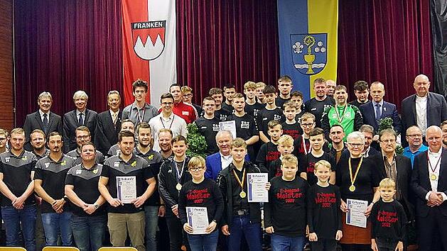 Die geehrten Sportler und ehrenamtlich Engagierten mit den Ehreng&auml;sten