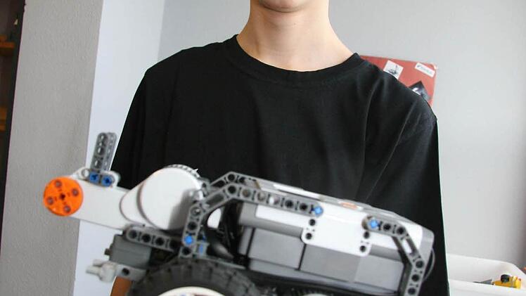 Moritz mit einem Rad