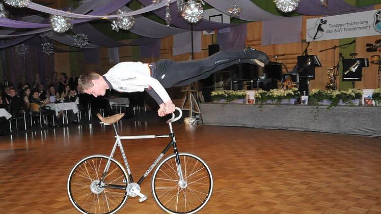 Martin Fürsattel auf dem KunstradFotos: Roland Meister