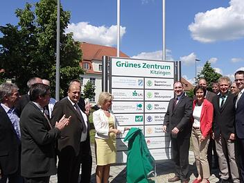 Landrätin Tamara Bischof enthüllt das Schild, das auf die verschiedenen Bestandteile des Grünen Zentrums hinweist.  Fotos: es