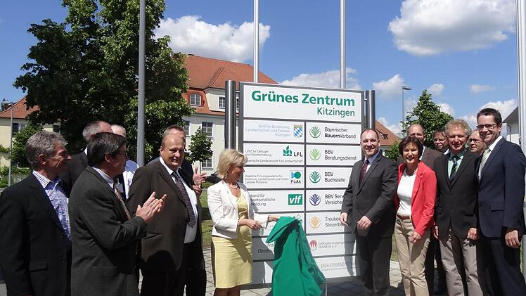 Landrätin Tamara Bischof enthüllt das Schild, das auf die verschiedenen Bestandteile des Grünen Zentrums hinweist.  Fotos: es