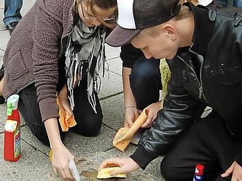 Gedenken ist keine Frage des Alters: Realschüler beim Reinigen der Stolpersteine. Fotos: Sigismund von Dobschütz