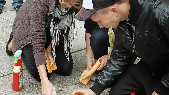 Gedenken ist keine Frage des Alters: Realschüler beim Reinigen der Stolpersteine. Fotos: Sigismund von Dobschütz