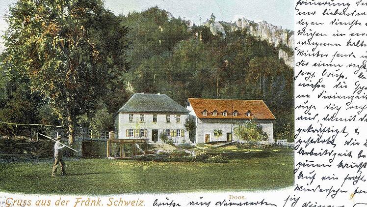 Doos auf einer Postkarte von 1901. Hier ist ein Fischer zu sehen, wie er mit dem Kescher über der Schulter Richtung Wirtshaus läuft. Repros: R. Löwisch