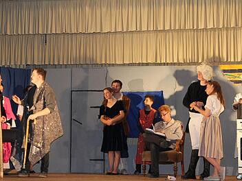 Als sich der Vater (links) von Cléante und Mariane (rechts) bereit erklärt, beide Hochzeiten zu bezahlen, sind die Pärchen glücklich.  Fotos: Janina Reuter