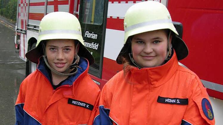 Nachwuchs - Seit über fünf Jahren gehören Silja Höhn (rechts) und Valentin Metzner zum Stamm der Sonnefelder Jugendfeuerwehr. "Unsere (aktiven) Väter haben uns zum Mitmachen ermuntert", gestehen sie freiweg. "Unter den etwa zehn Anwärtern fühlen wir uns wohl. Bei Übungen lernen wir für spätere Einsätze unter Männern und Frauen immer etwas dazu." Foto: Klaus Oelzner