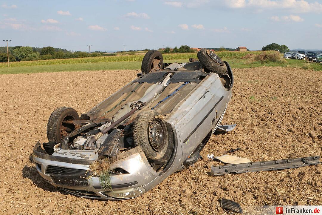 Kleinkind wird aus überschlagendem Auto geschleudert - Insgesamt fünf Verletzte