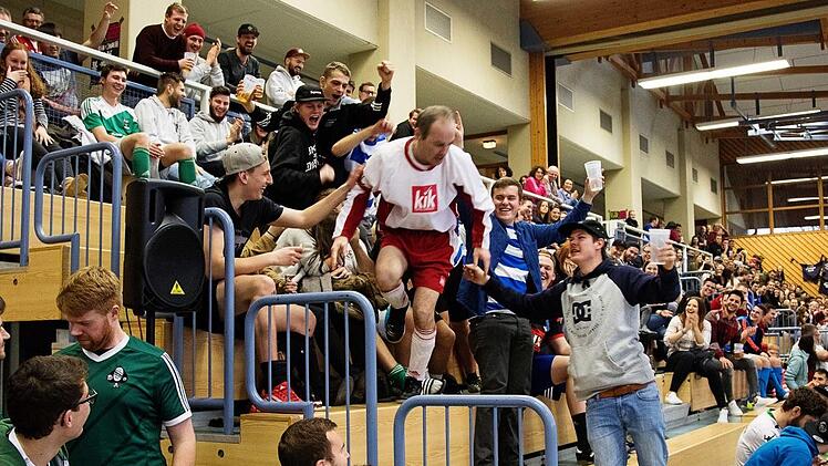 Der Michelauer Lokalmatador Rainer Baier, der für die Werkstätten St. Josef antrat, lässt sich von seinen Fans feiern.