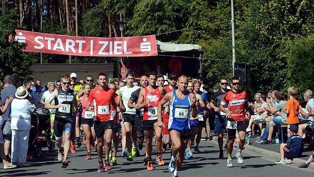 J&uuml;rgen Wittmann (in Blau) lief von Anfang an vorne weg und knackte den 14 Jahre alten Streckenrekord.herzopress