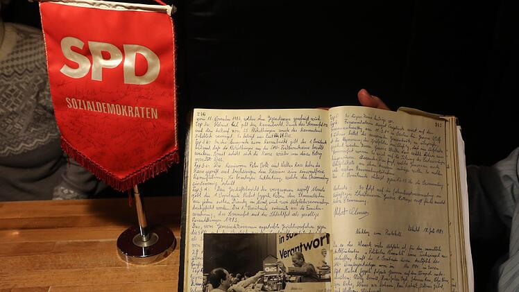Die Rödentaler SPD wurde 1890 gegründet. Derzeit hat der Ortsverband etwa 120 Mitglieder. Herbert Clemens hat zum Stammtisch Dokumente aus der Geschichte des Ortsverbands  mitgebracht: eine Jubiläumsschrift und auch das Protokollbuch mit dem  Foto, auf dem Willy Brandt den Rödentalern den Wimpel überreicht, der am Stammtisch steht. nat