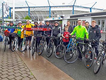 Endstation Max-Morlock-Stadion: Trotz Regenwetters war die Vorfreude des Schernecker Trosses auf die Bundesligapartie zwischen dem Club und Gladbach riesig.  Fotos: Christian Dreßel