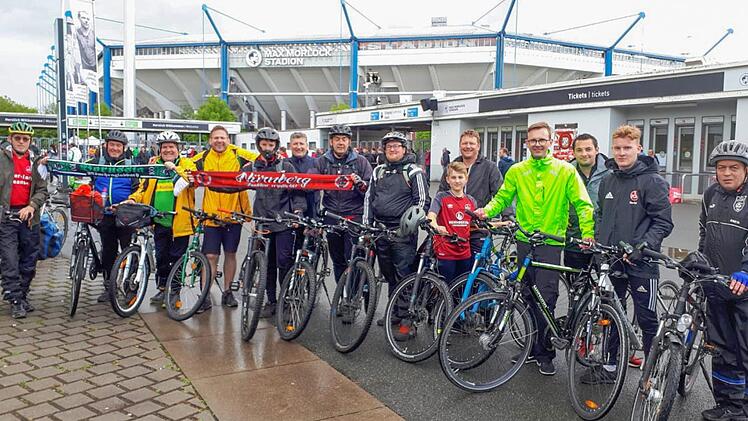 Endstation Max-Morlock-Stadion: Trotz Regenwetters war die Vorfreude des Schernecker Trosses auf die Bundesligapartie zwischen dem Club und Gladbach riesig.  Fotos: Christian Dreßel