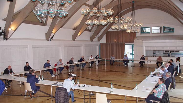 Auf Abstand, aber durch die ehrenamtliche Arbeit eng verbunden, tagte der Stadtrat in der Stadthalle: "Wir werden einige Sitzungen in dieser außergewöhnlichen Runde halten", erklärte Bürgermeister Michael Ziegler zu Beginn der Sitzung. Sabine Weinbeer