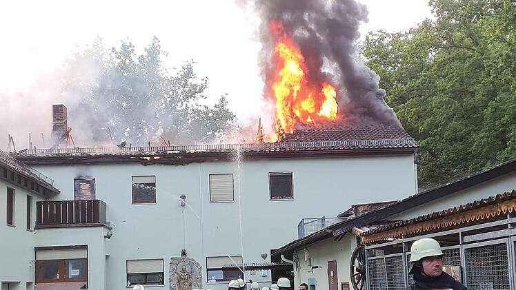 Als die Feuerwehr ankam, stand der Dachstuhl komplett in Flammen. Noch während der Löscharbeiten brach er zusammen. Foto: Susanne Will