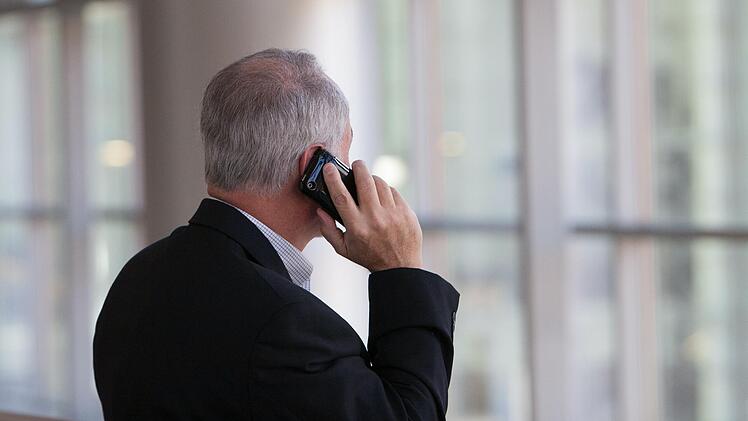 Ein 72-jähriger Rentner durchschaute die Betrugsmasche eines angeblichen Polizisten.