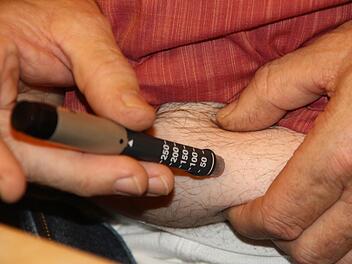 Drei- bis viermal spritzen  sich die Diabetiker pro Tag das Hormon Insulin in den Bauch.  Fotos: Diana Fuchs