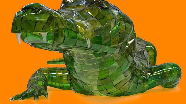 Dieses grüne Krokodil von Bert van Ransbeeck begrüßt auf den Plakaten die Besucher des Coburger Glaspreises auf der Veste und im Glasmuseum in der Rosenau.Foto: Kunstsammlungen Coburg