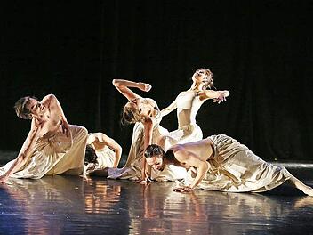 "Soul'd Out"': Niko Ilias König, Takashi Yamamoto, Emily Downs, Chi-Lin Chan und Mariusz Czochrowski (von links) in einer Choreografie von Po-Sheng Yeh, die den Abschluss des Ballettabends in der Reithalle bildete.  Fotos: Henning Rosenbusch