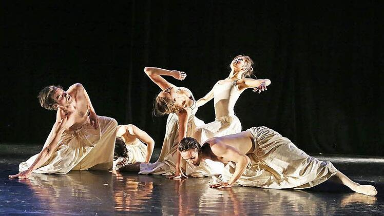 "Soul'd Out"': Niko Ilias König, Takashi Yamamoto, Emily Downs, Chi-Lin Chan und Mariusz Czochrowski (von links) in einer Choreografie von Po-Sheng Yeh, die den Abschluss des Ballettabends in der Reithalle bildete.  Fotos: Henning Rosenbusch