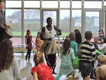 Trommeln, Tanzen und Singen: Abdoulaye Camara brachte den Kindern afrikanische Rhythmen nahe.  Foto: Pauline Lindner