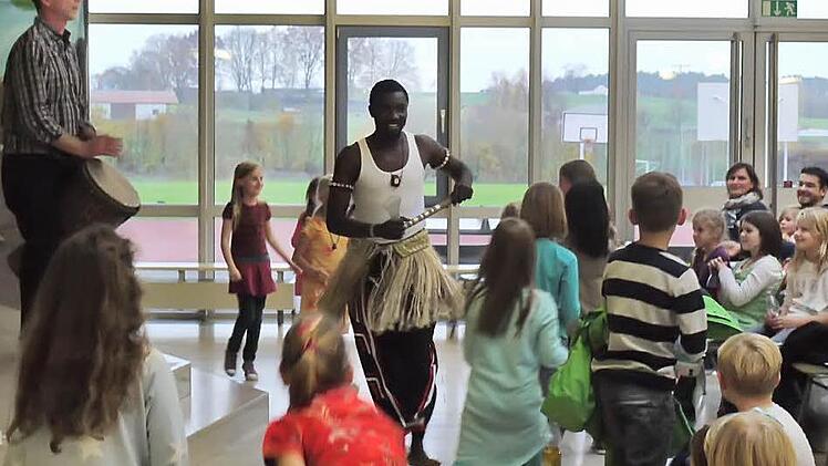 Trommeln, Tanzen und Singen: Abdoulaye Camara brachte den Kindern afrikanische Rhythmen nahe.  Foto: Pauline Lindner