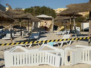 Ein Absperrband umgibt den Strandbereich des Imperial Marhaba Hotels. Mindestens 39 Menschen starben bei einem Terroranschlag im tunesischen Badeort Sousse - größtenteils Urlauber. Foto: Andreas Gebert/dpa