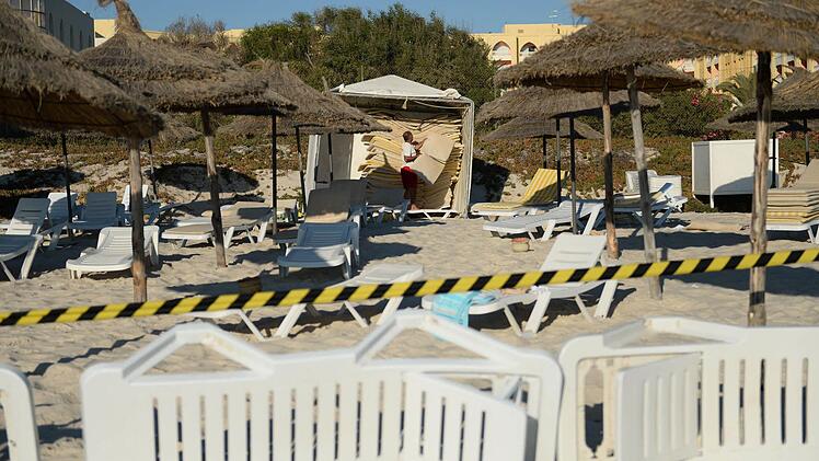 Ein Absperrband umgibt den Strandbereich des Imperial Marhaba Hotels. Mindestens 39 Menschen starben bei einem Terroranschlag im tunesischen Badeort Sousse - größtenteils Urlauber. Foto: Andreas Gebert/dpa