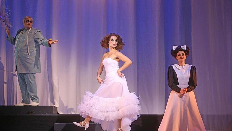 Szene aus "Ball im Savoy" am Landestheater CoburgFoto: Henning Rosenbusch