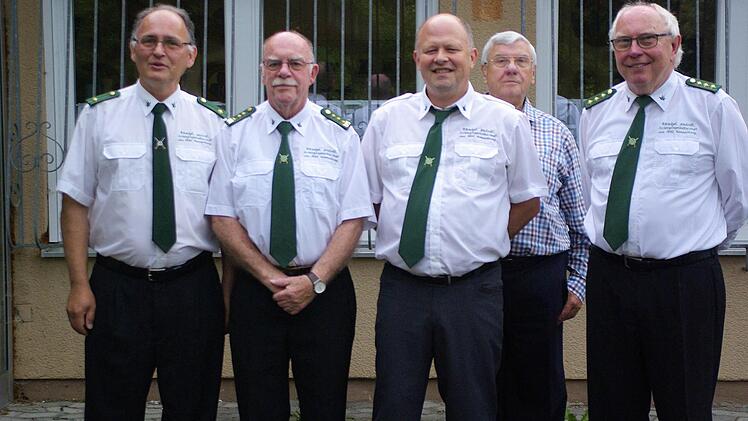 Gesellschaftsmeister in den verschiedenen Schießsport-Disziplinen sind (v. l.) Heinz Frötschner, Detlef Eigen, Andreas Ries, Wolfgang Sommerfeld und Friedrich Schellenberger. Foto: Winfried Ehling