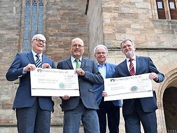 Die Petrikirchengemeinde erhielt vom Lions-Hilfswerk Bayeuth-Kulmbach eine Spende in Höhe von 2500 Euro, die größtenteils für die Sanierung des Gotteshauses verwendet werden soll. Unser Bild zeigt (von links) Jörg Naumann, Dekan Thomas Kretschmar, Gerhard Endsberger und Lions-Präsident Dieter Bordihn. Foto: Uschi Prawitz