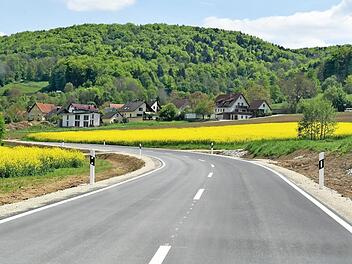 Kein Vergleich zur vorherigen Holperpiste: die Erneuerung der Straße nach Burglesau ist abgeschlossen. Fotos: Ronald Rinklef