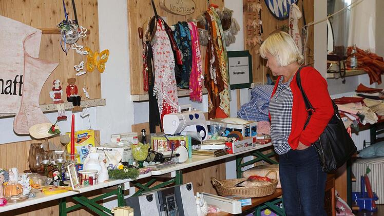 Einen beeindruckenden Schnäppchen-Basar hatte der Obst- und Gartenbauverein dank der Spenden aufgebaut.